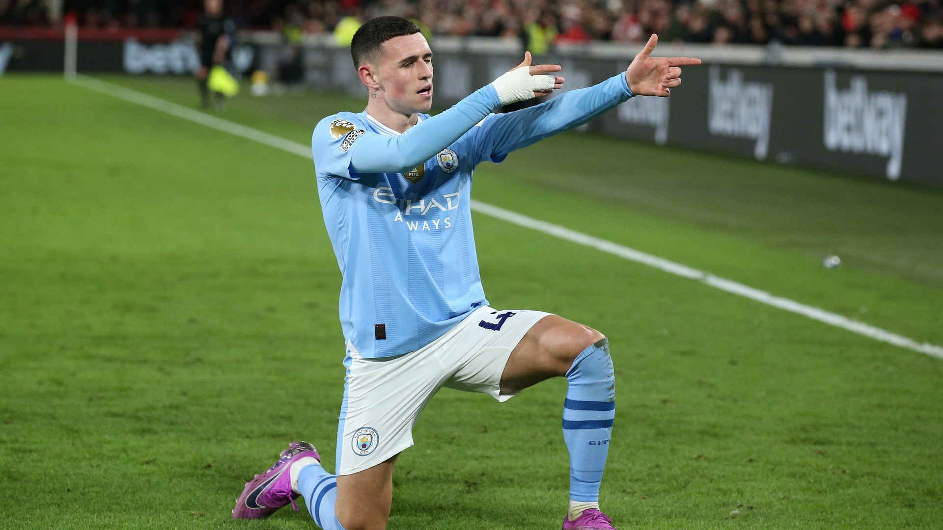 Phil Foden Rebut Penghargaan Pemain Terbaik 2024 versi Jurnalis