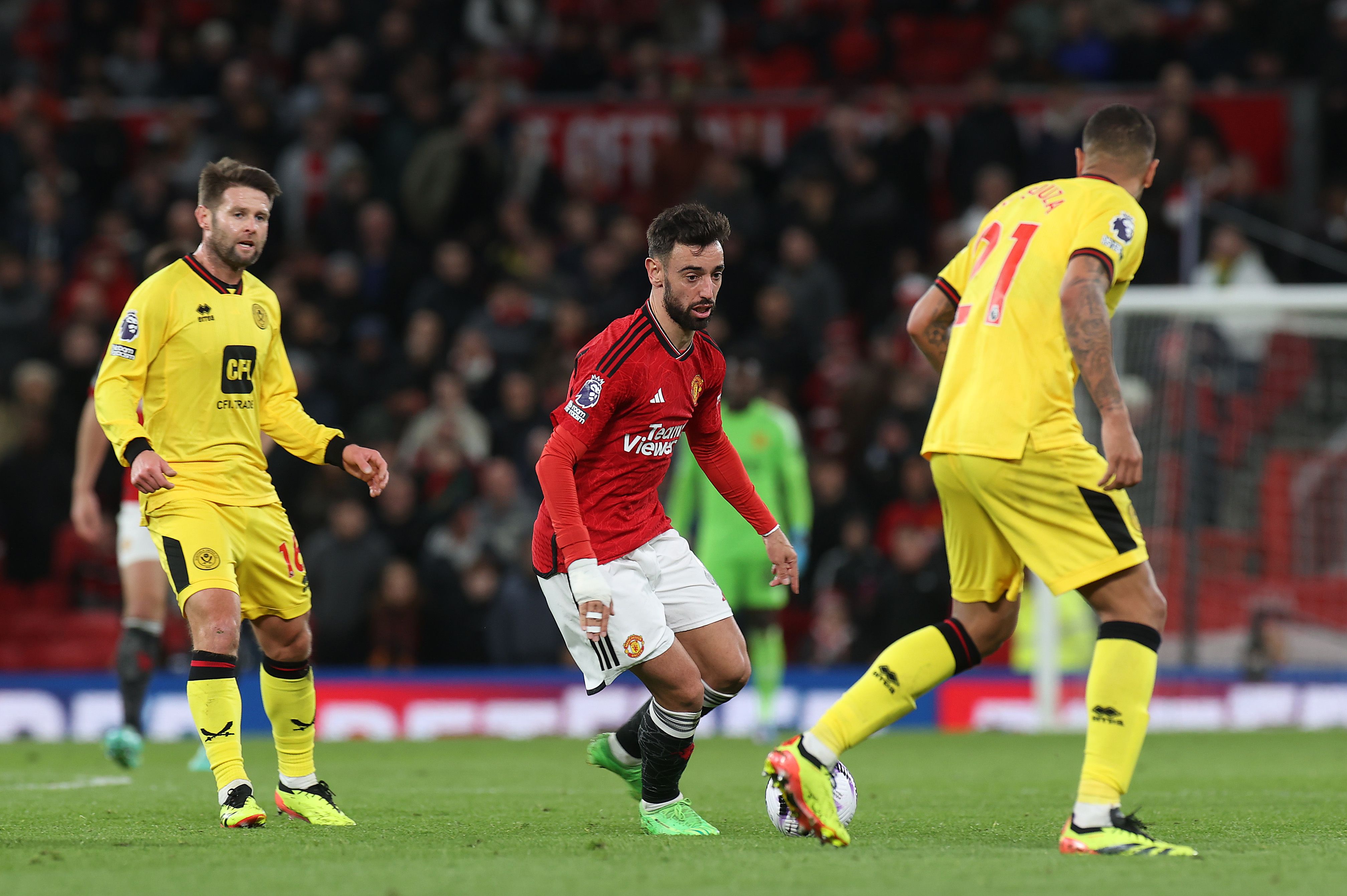 Manchester United 4-2 Sheffield United: Fernandes double helps Red Devils  to comeback win