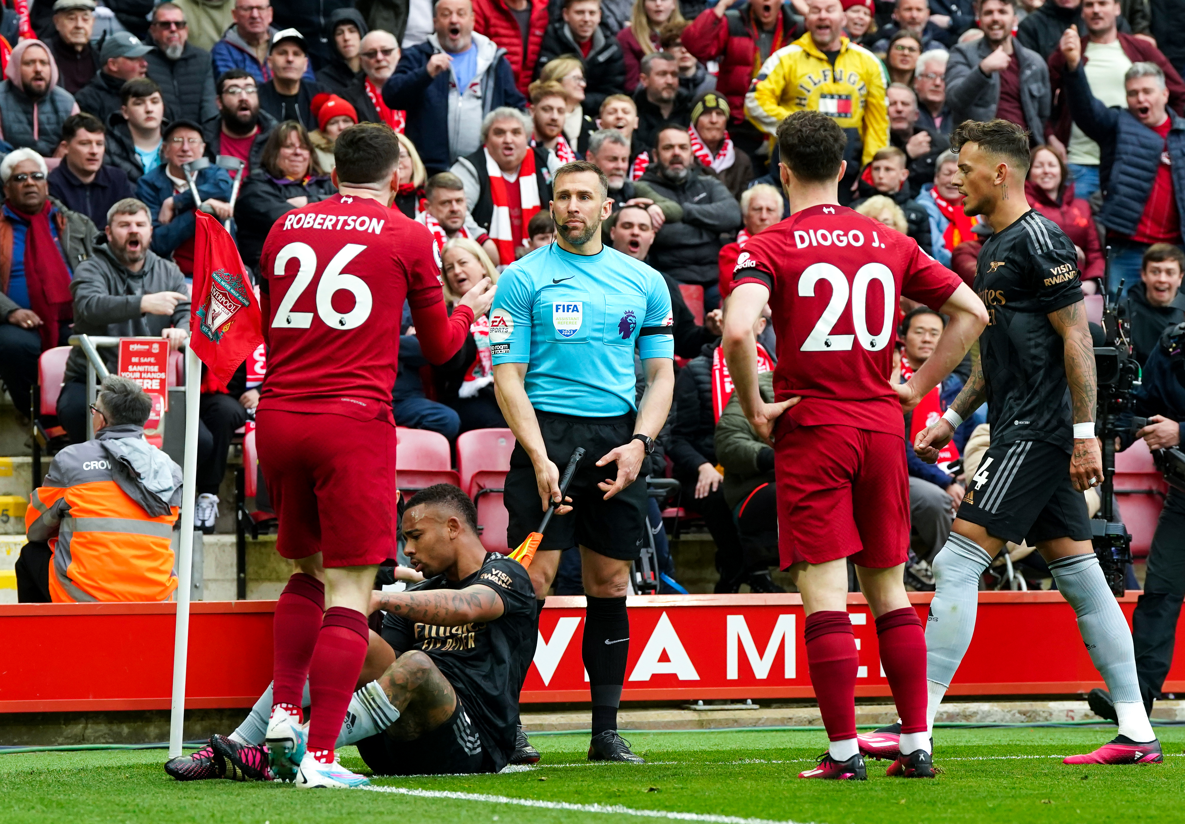 WATCH] Linesman 'off' after Andy Robertson elbow